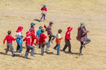 Pérou, Puno, Juillet, les enfants profitent du soleil de midi jouant dans la ville — Photo de stock