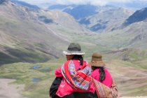 Mujer y niña mirando hacia el paisaje de montaña, Cusco, Qosqo, Perú - foto de stock