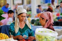 Asian women at big bazaar in Bukhara, Uzbekistan — Stock Photo