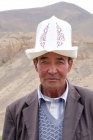 Портрет старика в традиционном головном уборе, Таджикистан — стоковое фото