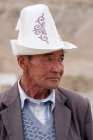Retrato de anciano rural en tocado tradicional, Tayikistán - foto de stock