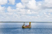 Pérou, Puno, bateau de roseau typique pour les îles Uros — Photo de stock