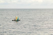 África, Cantagalo, Un barco de pesca local en el mar - foto de stock