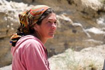 Asiatica donna matura sulla strada rurale, Tagikistan — Foto stock
