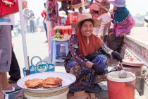Camboya, Kep, mercado de cangrejos, mujer vendiendo gofres en el mercado de cangrejos - foto de stock