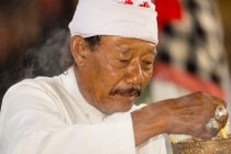 Uomo di medicina asiatico alla dimostrazione tradizionale, Gianyar, Bali, Indonesia — Foto stock