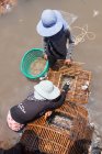 Cambodia, Kep, fishermen selling crabs at market — Stock Photo