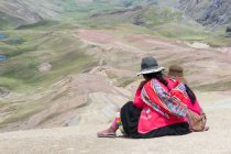 Жінки і дівчата, дивлячись в гірський ландшафт, Куско, Qosqo, Перу — стокове фото