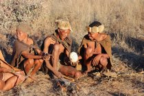 Namibia, Ghanzi Trailblazers, Safari, Bushwalk, Boscimani, Boscimani al fuoco del campo — Foto stock