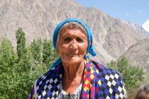 Retrato de anciana asiática con pañuelo en la cabeza, Tayikistán - foto de stock