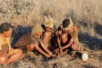 Namibia, Ghanzi Trailblazers, Safari, Buschwanderung, Buschmänner am Feuer — Stockfoto
