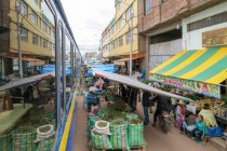 Vue du train passant par le marché de rue de Juliaca, Puno, Pérou — Photo de stock