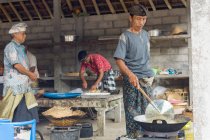 Индонезия, Бали, Джаньяр, подготовка к ритуальному фестивалю в Пура Гунунг Кави, Банджар Пенака называется деревня 