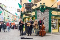 Irlanda, Galway, músicos callejeros en Galway - foto de stock