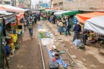 Vista de vendedores y compradores en el mercado de Juliaca, Puno, Perú - foto de stock