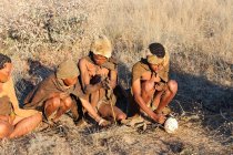 Namibia, Ghanzi Trailblazers, Safari, Buschwanderung, Buschmänner, Buschmänner am Feuer — Stockfoto