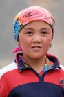 Retrato de niña con pañuelo en la cabeza de Tayikistán - foto de stock