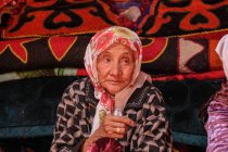 Retrato de velha mulher asiática com lenço de cabeça na cabeça, Tajiquistão — Fotografia de Stock