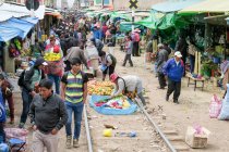 Взгляд продавцов и покупателей на уличном рынке Хулиаки, Пуно, Перу — стоковое фото