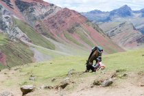 Перу, Коско, Куско, поход человека на гору Рейнбоу — стоковое фото