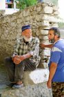 Deux hommes locaux parlent à l'extérieur, au Tadjikistan — Photo de stock