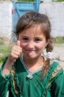 Porträt eines Mädchens in grüner Nationalkleidung Tadschikistan — Stockfoto