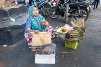 Straßenverkäuferin in der Einkaufsstraße Malioboro, Yogyakarta, Indonesien — Stockfoto