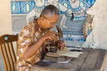 Indonesia, Java, Yogyakarta, batik artista por motivos de castillo de agua Taman Sari - foto de stock