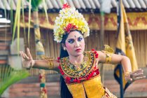 Traditionelle tanzdemonstration in der nähe von ubud, bali, indonesien — Stockfoto