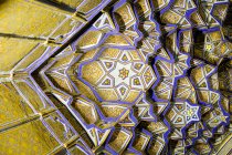 Uzbequistão, Samarcanda, Madrasa detalhes do teto decorados com ornamentos tradicionais — Fotografia de Stock