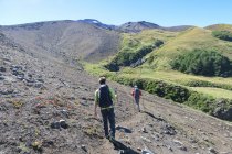 Chili, menschen klettern auf quetrupillan vulkan — Stockfoto