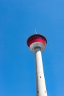 Vue de la tour de Calgary avec ciel bleu à l'arrière-plan, Calgary, Canada — Photo de stock