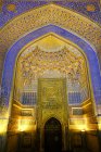 Ouzbékistan, Madrasa au Registan à Samarkand, intérieur décoré de manière traditionnelle avec des ornements de tuiles colorées — Photo de stock