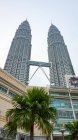 Malaysia, Wilayah Persekutuan Kuala Lumpur, Kuala Lumpur, Bottom view of Petronas Towers — стокове фото
