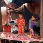 Мать с ребенком в мясной лавке, Камбоджа — стоковое фото