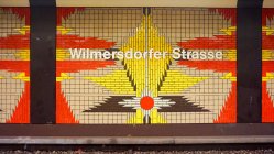 Estación de metro vacía Wilmersdorfer Strasse, Berlín, Alemania - foto de stock