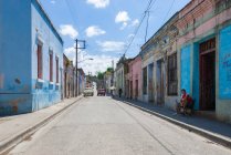 Вид на дорогу и здания на улице Сантьяго-де-Куба, Куба — стоковое фото