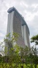 SINGAPUR - 26 DE MAYO DE 2016: Singapur, Singapur, Marina Bay Hotel vista inferior - foto de stock