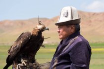 Орлиный охотник с золотым орлом, Ак Сай, Иссык-Кульская область, Кыргызстан — стоковое фото