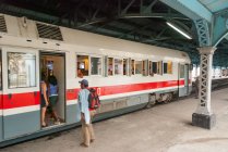 Kuba, Havanna, wartende Menschen Zug am Hauptbahnhof — Stockfoto