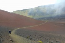 Personnes randonnant à l'intérieur de cratères volcaniques, Hawaï, États-Unis — Photo de stock
