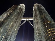Malasia, Kuala Lumpur, Torres Gemelas Petronas en Kuala Lumpur por la noche, vista inferior - foto de stock