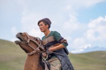 RÉGION DE SST, KYRGYZSTAN - 22 JUILLET 2017 : Jeune homme à cheval — Photo de stock