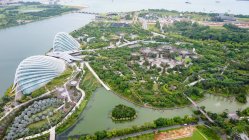 Сінгапур - 26 травня 2016: Вид Сінгапур, Сінгапур, з Singapore Flyer (чортове колесо) в саду біля затоки — стокове фото