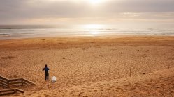 Australia, Victoria, Ventnor, surfista se prepara en la playa de arena, Great Ocean Road, Phillips Island - foto de stock