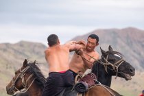 AK SAY, ISSYK-KUL REGION, KYRGYZSTAN - 12 de agosto de 2017: Homens lutando a cavalo, Nomad Games — Fotografia de Stock