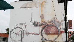 Картина рикши водителя на стене дома в Пенанге, Пулау Пинанг, Джорджтаун, Малайзия — стоковое фото