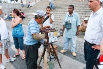 Viejo fotógrafo con cámara vintage frente al Capitolio, La Habana, Cuba - foto de stock