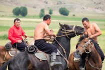 AK SAY, ISSYK-KUL REGION, KYRGYZSTAN - AUGUST 12, 2017: Men wrestling on horseback during Nomad Games — Stock Photo
