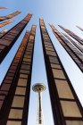 USA, Washington, Seattle, Blick von unten auf Weltraumnadel und Restaurant-Turm — Stockfoto